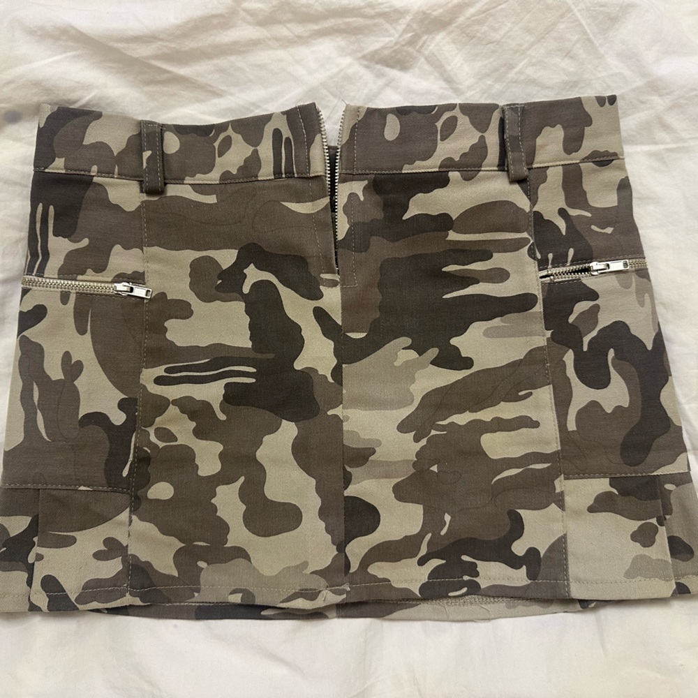 Style nanda camo mini skirt *broken zipper, fixable